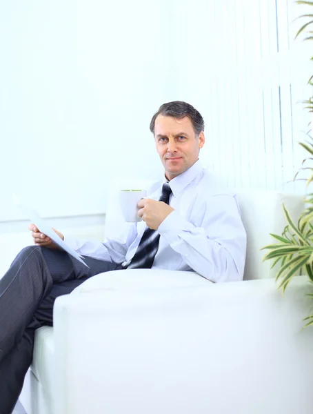 Entrepreneur working from home looking very relaxed in his sofa browsing th — Stock Photo, Image