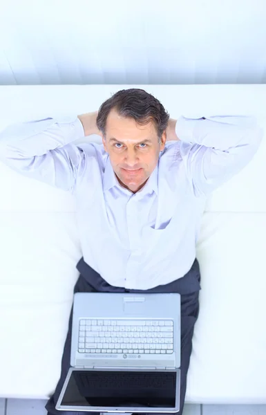 Ondernemer werken vanuit huis op zoek zeer ontspannen in zijn bank surfen th — Stockfoto