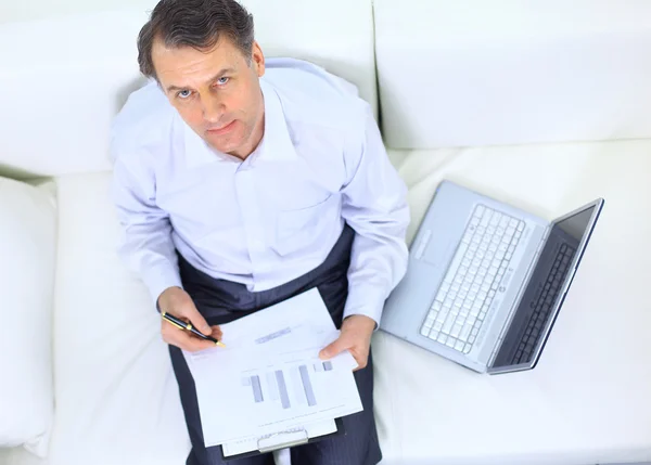Unternehmer, der von zu Hause aus arbeitet, sieht auf seinem Sofa sehr entspannt aus — Stockfoto