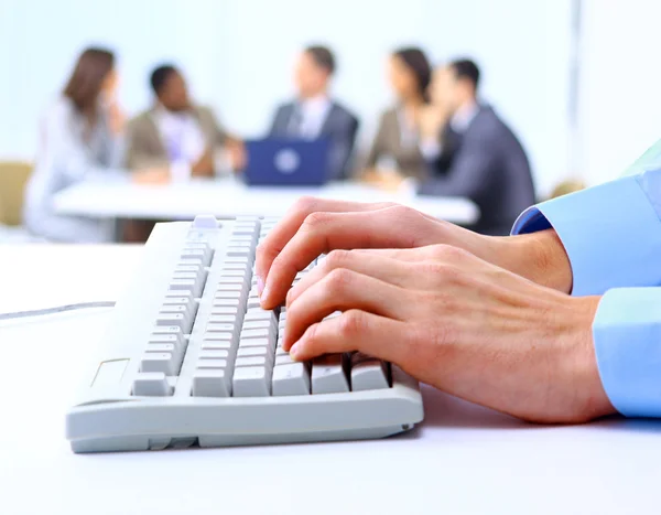 Imagem de mãos masculinas digitando no teclado em um ambiente de trabalho — Fotografia de Stock