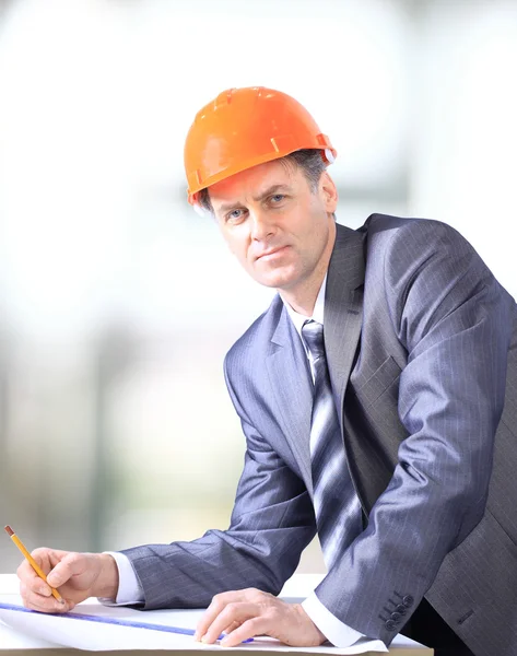 Un hombre de construcción de negocios guapo en el sitio de trabajo — Foto de Stock