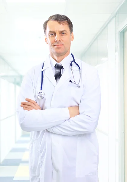 シニアのハンサムな男性医師 — ストック写真