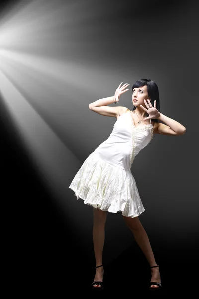 Mooie jonge vrouw in witte jurk — Stockfoto