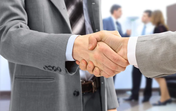 Handshake isolerade i office — Stockfoto