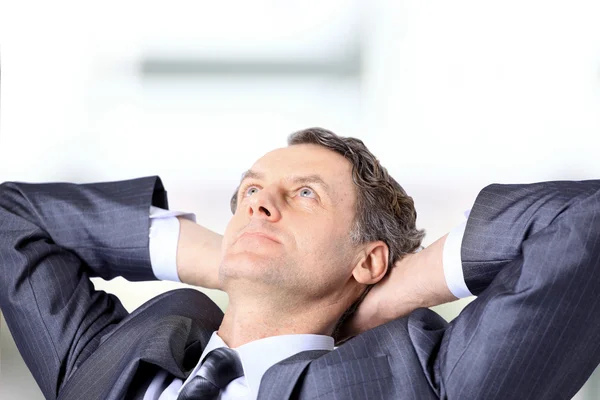 Junger Geschäftsmann entspannt in seinem Business-Ledersessel, isoliert auf weiß — Stockfoto