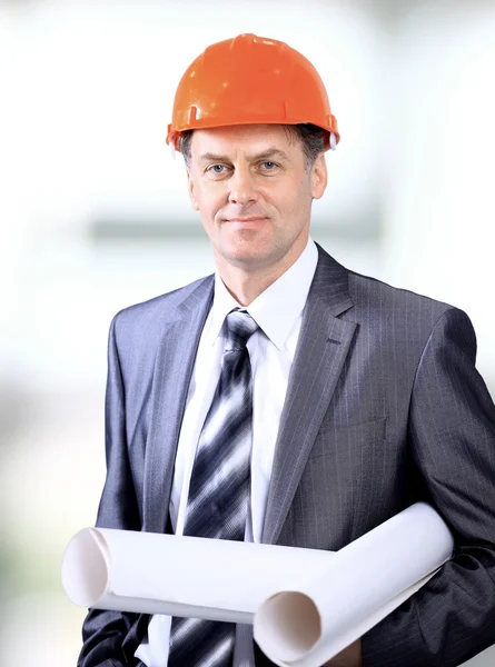 De beheerder van de site in het kantoor met helm — Stockfoto
