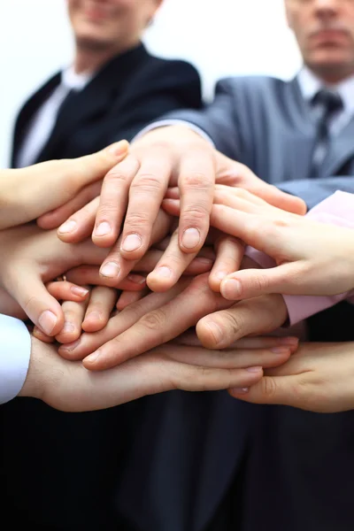 Equipe de negócios colocando as mãos em cima uns dos outros — Fotografia de Stock