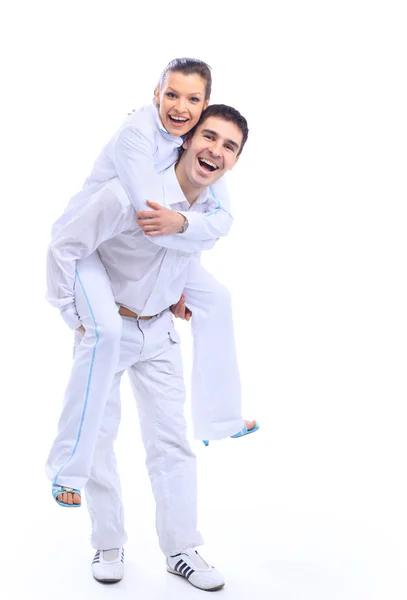 Πορτρέτο του ένα ευτυχισμένο ζευγάρι νέοι διασκεδάζοντας μαζί κατά λευκό φόντο — Φωτογραφία Αρχείου