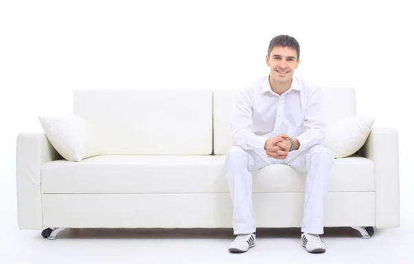 Porträt des jungen Mannes in Weiß auf dem Sofa — Stockfoto