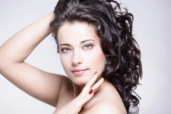Krásná dívka s rovnou krása vlasy představují izolovaných na bílém poza — Stock fotografie