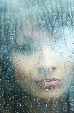 üzgün genç bir kadın ve bir yağmur damlası