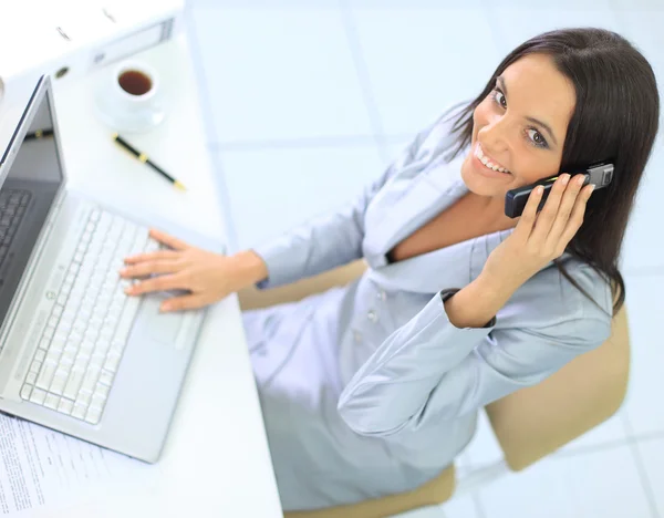 Piękna kobieta rozmawia przez telefon w biurze — Zdjęcie stockowe