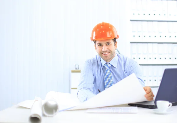 De beheerder van de site in het kantoor met helm — Stockfoto