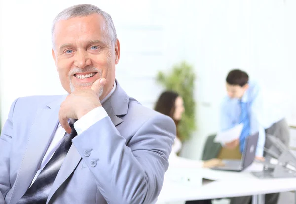 Portret van een senior business man het bijwonen van een conferentie met de rest van h — Stockfoto