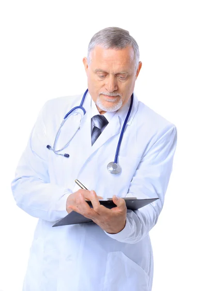 Lächelnder Arzt mit Stethoskop. isoliert über weißem Hintergrund — Stockfoto