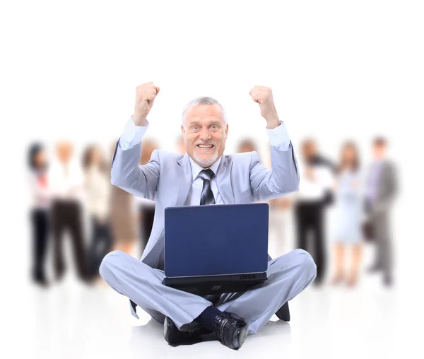 Άνθρωπος ευτυχισμένος ανώτερα των επιχειρήσεων που εργάζονται σε ένα φορητό υπολογιστή, απομονωμένη κατά λευκό backg — Φωτογραφία Αρχείου