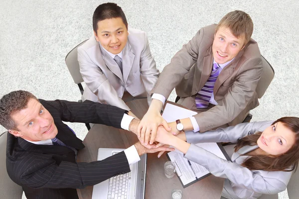 Businessteam en handen bovenop elkaar — Stockfoto