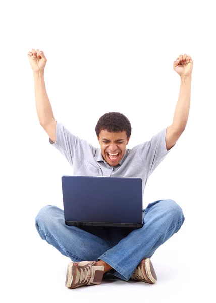 Glücklicher junger Mann, der an einem Laptop arbeitet, isoliert vor weißem Hintergrund — Stockfoto