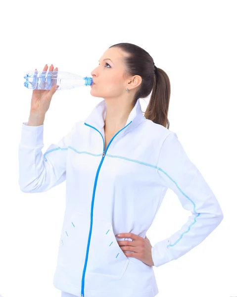 运动服的饮用水，在白色孤立的女人 — 图库照片