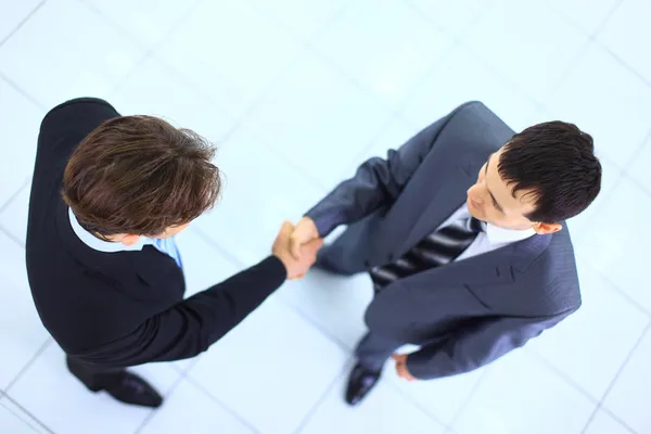 Immagine a figura intera di due uomini d'affari di successo che stringono la mano con ciascuno — Foto Stock