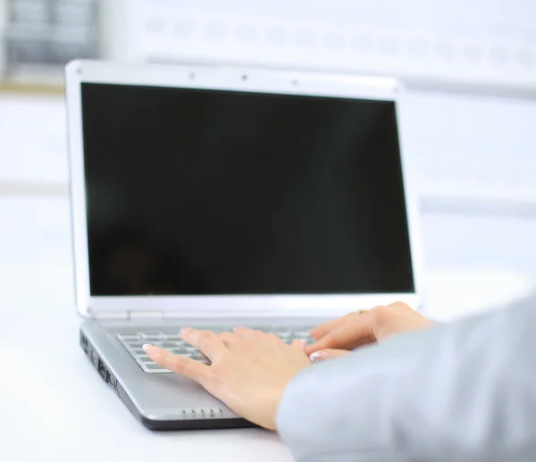 Pessoa digitando em um laptop moderno em um escritório — Fotografia de Stock