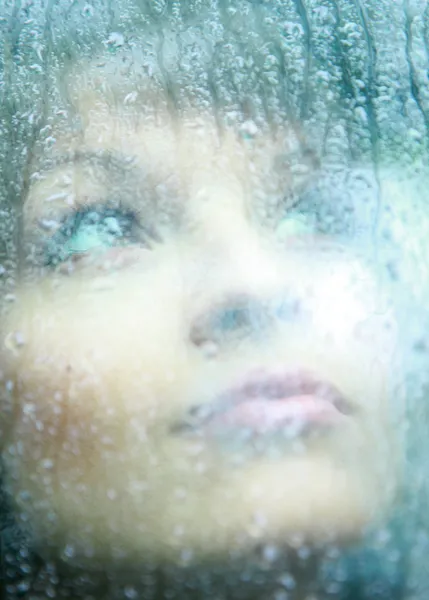 Mujer joven triste y gotas de lluvia —  Fotos de Stock