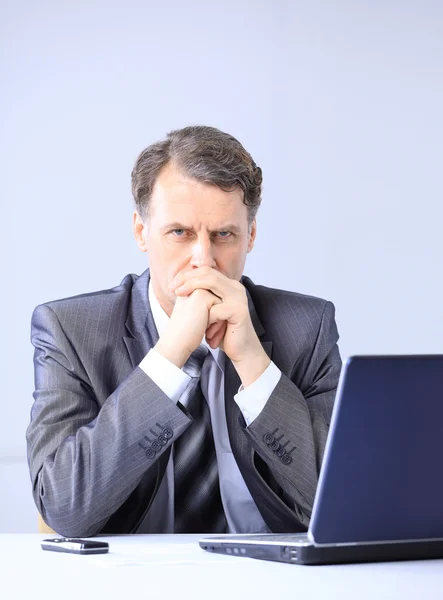 Pensativo hombre de negocios mirando su computadora portátil — Foto de Stock