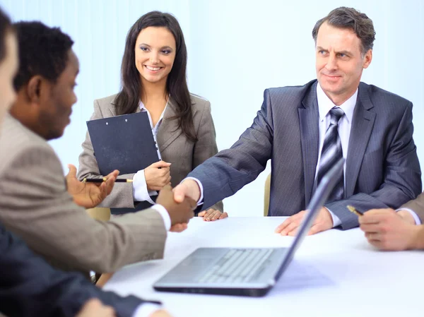 Succesvolle business team samen te werken op kantoor — Stockfoto