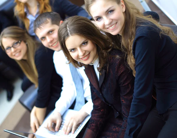 Equipe de negócios bem sucedida trabalhando em conjunto no escritório — Fotografia de Stock