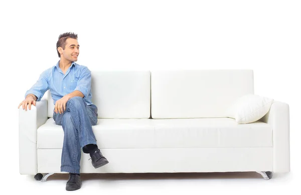 Портрет молодого человека в белом на диване — стоковое фото