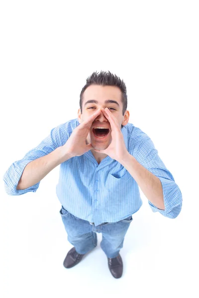 Closeup portret van een jonge man schreeuwen hardop op een witte achtergrond — Stockfoto