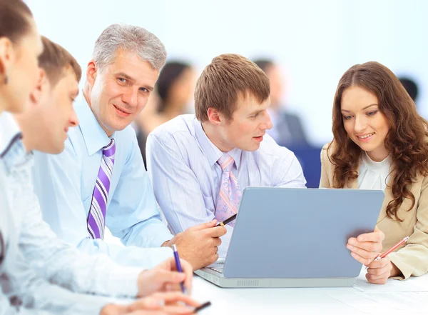 Reunião de negócios - gerente discutindo o trabalho com seus colegas — Fotografia de Stock