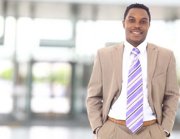 Nahaufnahme Porträt eines erfolgreichen afrikanisch-amerikanischen Geschäftsmanns — Stockfoto