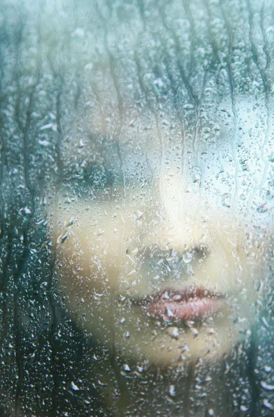 Szomorú fiatal nő és egy eső csepp — Stock Fotó