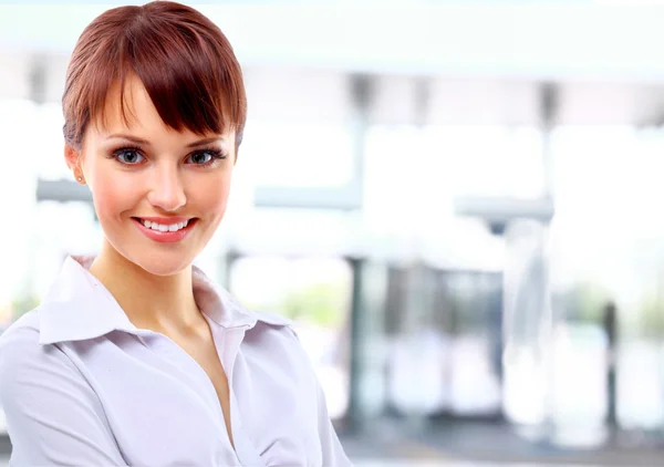 Mujer de negocios positiva sonriendo sobre fondo claro Imagen De Stock