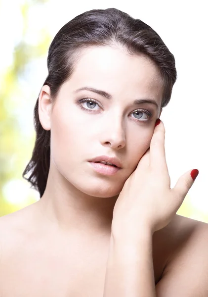 Porträt einer jungen erwachsenen Frau mit gesunder Gesichtshaut — Stockfoto