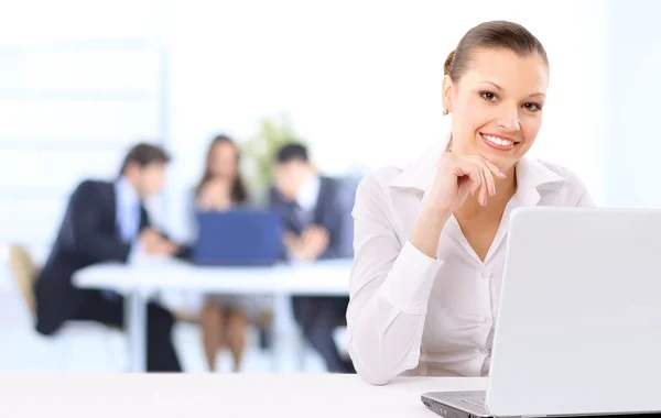 사무실 e에서 그녀의 노트북에서 일 하는 아름 다운 비즈니스 여자의 초상화 — 스톡 사진