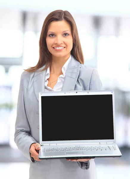 Mooie zakenvrouw kijken naar laptop — Stockfoto