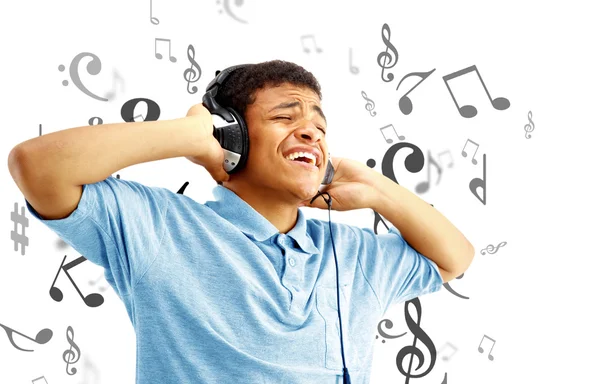 Glad ung man lyssnar på musik och sång — Stockfoto