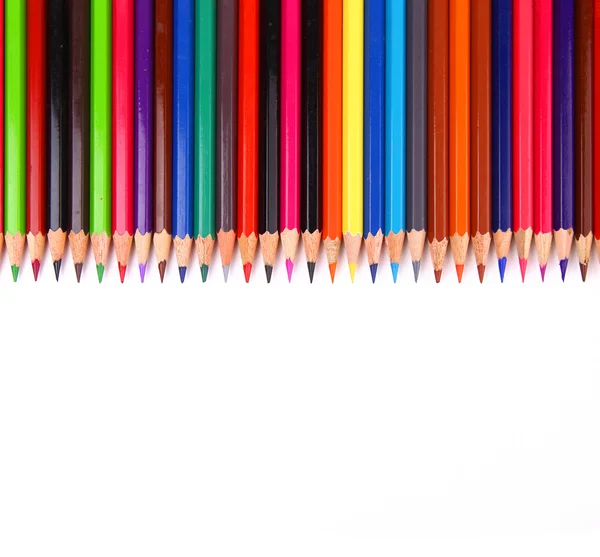 Крупним планом кольорові олівці з різним кольором на білому тлі — стокове фото