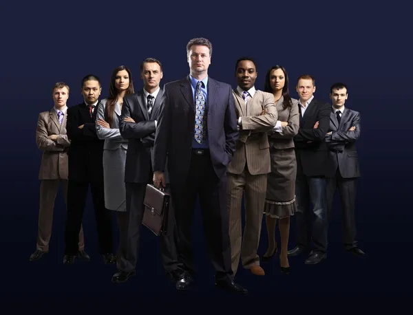비즈니스 팀 어두운 배경 위에 서 있는 젊은 사업가의 형성 — 스톡 사진