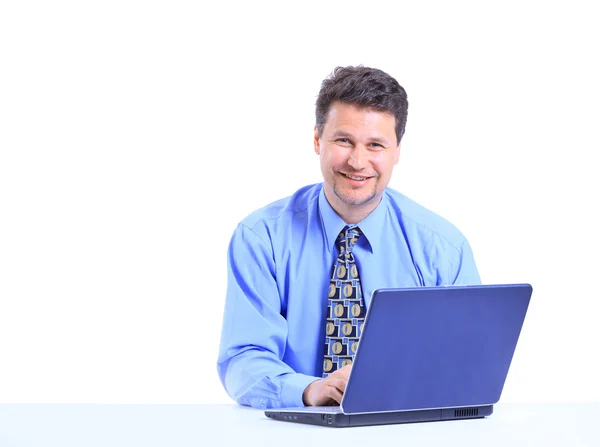 Бізнесмен сидить за столом в офісі, працює на ноутбуці — стокове фото