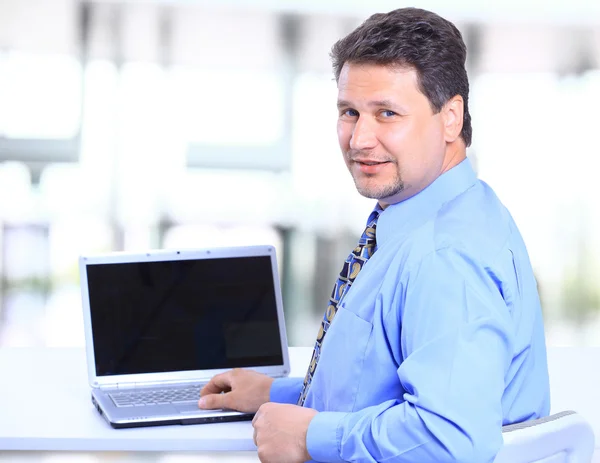 Porträt eines glücklichen Mannes Unternehmer zeigt Computer-Laptop im Büro — Stockfoto