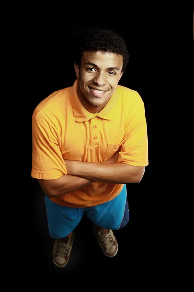 Fiatal afro-amerikai tinédzser elszigetelt felső a sötét háttér. — Stock Fotó