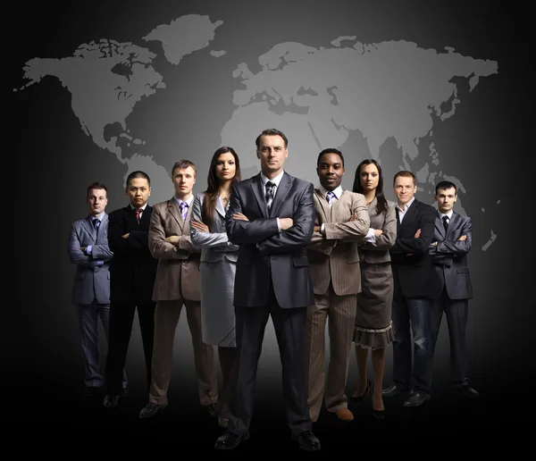 Des hommes d'affaires debout devant une carte de la terre — Photo