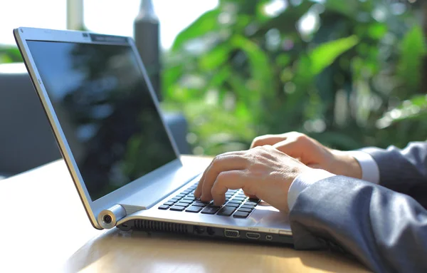 Persona escribiendo en un portátil moderno en una oficina — Foto de Stock
