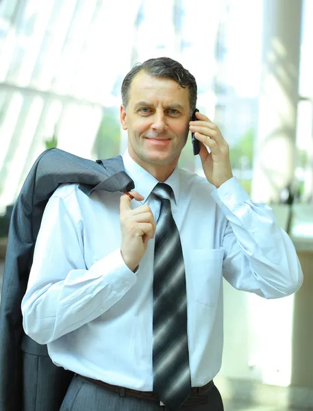 Volwassen uitvoerende man uitleg geven en praten op telefoon mobiel — Stockfoto
