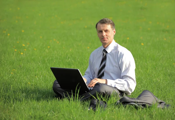 El hombre de negocios está trabajando al aire libre —  Fotos de Stock