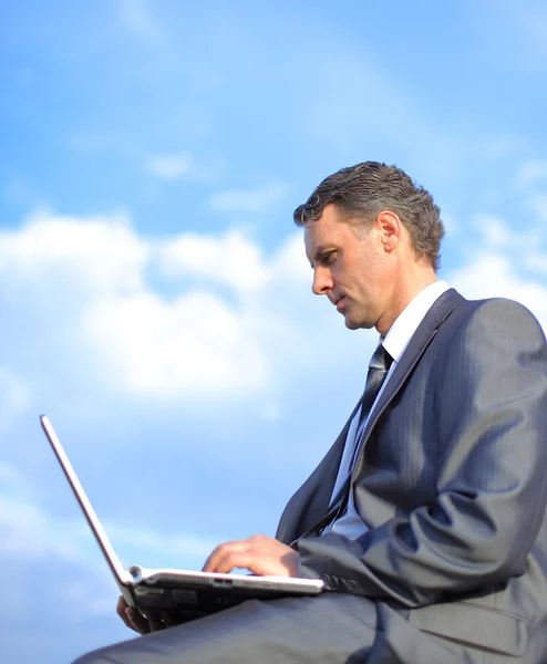 Uomo d'affari con il suo computer portatile — Foto Stock