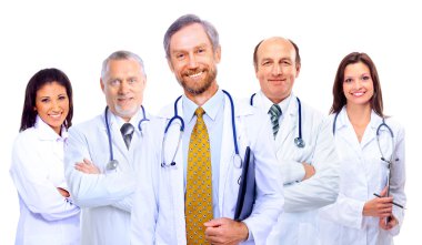 Birlikte ayakta duran bir grup gülümseyen hastane arkadaşının portresi.